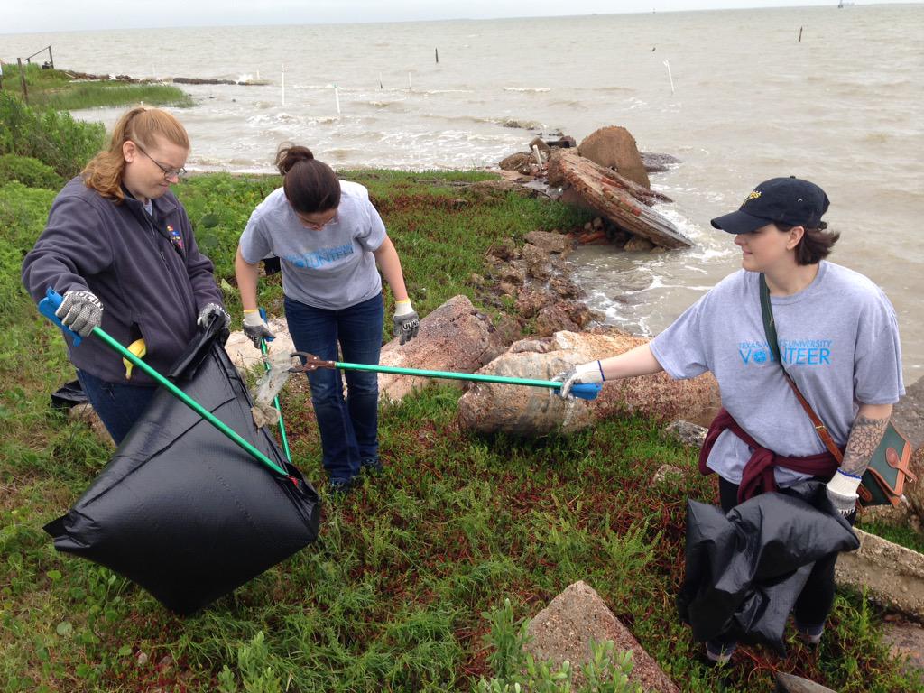 TWU_Volunteers's tweet photo. #twu cleaning up litter in Galveston #texasadoptabeach #alternativeweekend #volunteer http://t.co/FOqNDw8kjF