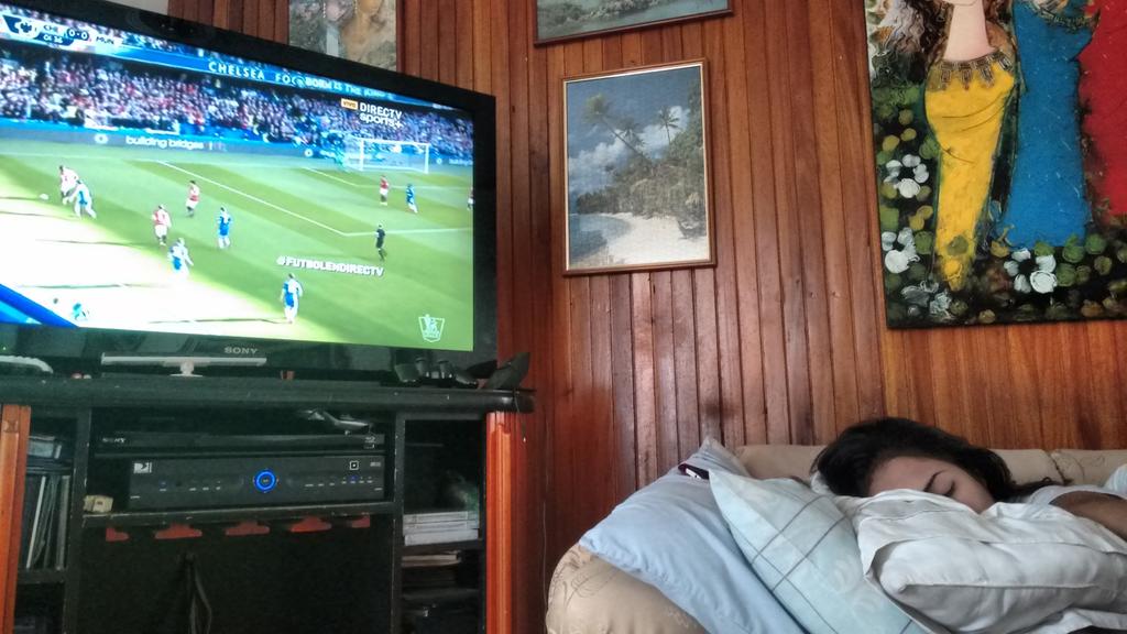 Angelalarcon86's tweet photo. @anaislegonia "Viendo el partido" http://t.co/EP89YxCpJC
