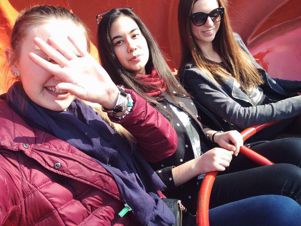arinasedova's tweet photo. Девочки пошли гулять....
В парк чудес....
На ракушки.......... http://t.co/wwc51iCt80