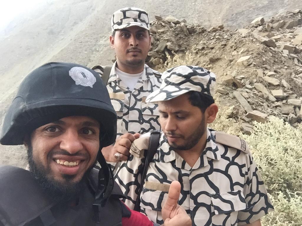 ALMRISEUL's tweet photo. على الحدود السعودية اليمنية وتحديدا على جبل نيد الشق قامت #دوريات_المجاهدين بالقبض على متسللين أثيبوبيين معهم مخدرات http://t.co/Mg1YGg3EjV