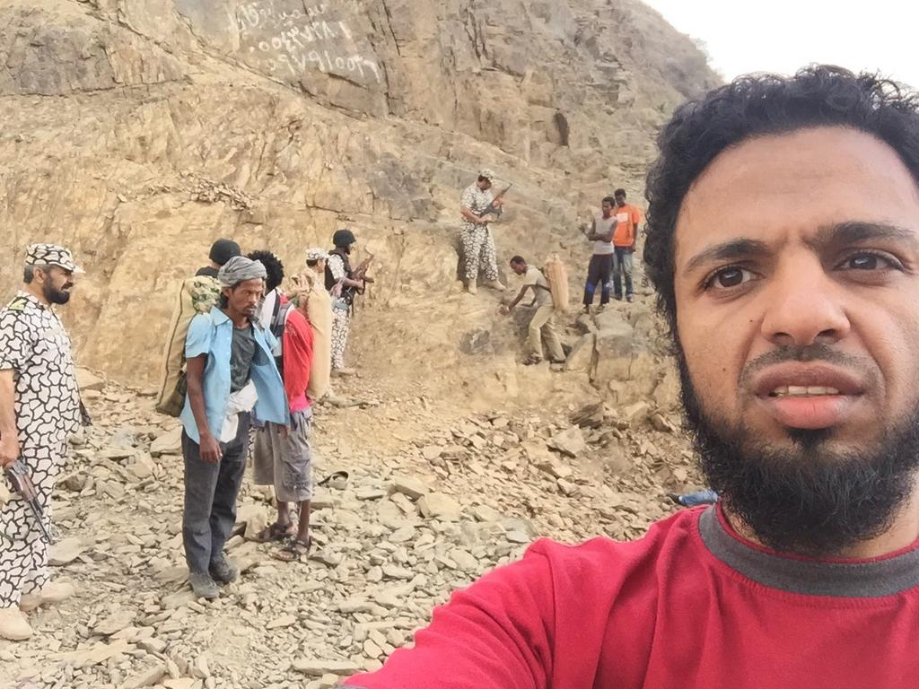 ALMRISEUL's tweet photo. على الحدود السعودية اليمنية وتحديدا على جبل نيد الشق قامت #دوريات_المجاهدين بالقبض على متسللين أثيبوبيين معهم مخدرات http://t.co/Mg1YGg3EjV