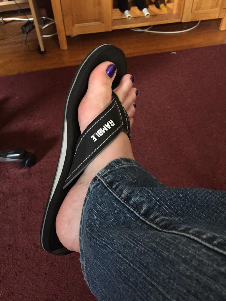SmilinChick's tweet photo. Best day of the spring, breaking out my #ramble flops. @adamezra #aegfamily #bestfansEVER http://t.co/htPNWtQUbu