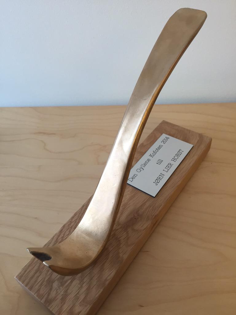LierHorst's tweet photo. Owner of a Golden crowbar - Swedish Crime Writers' Academy award for best crime novel in translation #TheHuntingDogs http://t.co/Xf5g1X7Lqg