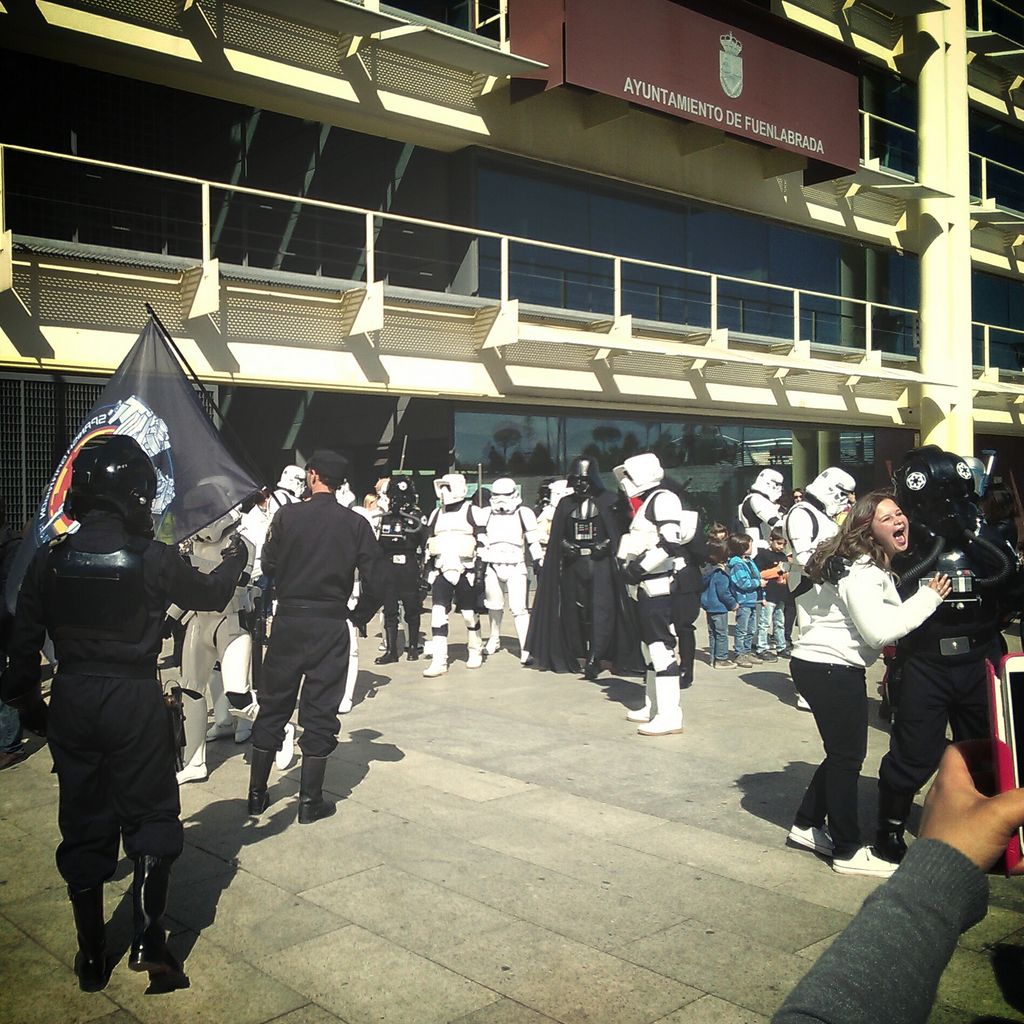 Yolanduska's tweet photo. Salen del ayuntamiento #StarWars #FFFIII 👍👍👍 http://t.co/e0hMz2nJ0c