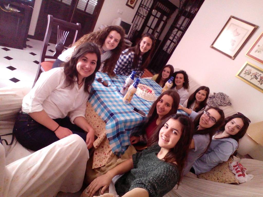 lauraacabrera98's tweet photo. 🎂🎈🎉🎊 http://t.co/YB5IOZEElr
