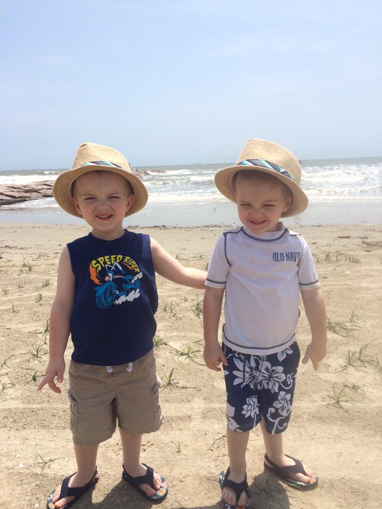 Twinmommiesrock's tweet photo. @Twiniversity my twinkies at the beach. #Galveston #FunInTheSun #Identical #32Weekers http://t.co/CHUUsyYtjh