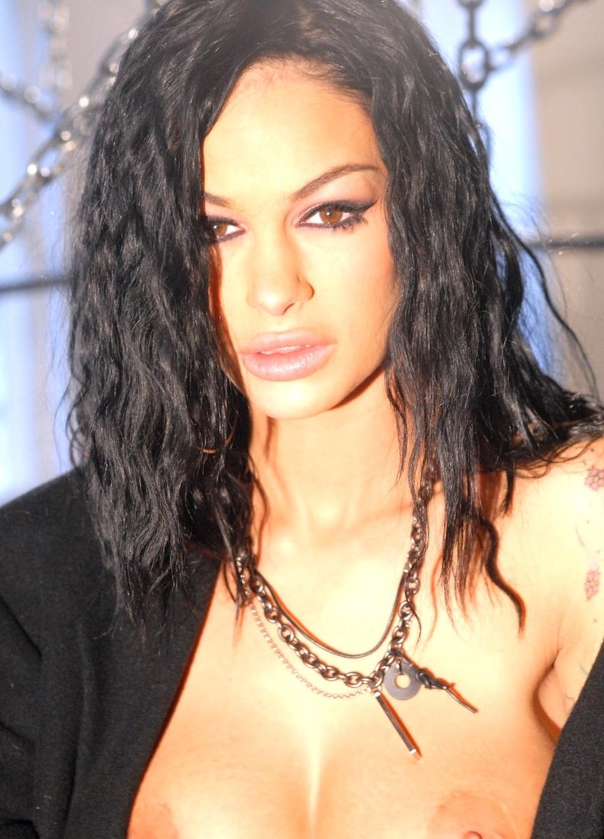 RealAngelinaV's tweet photo. http://t.co/6wT334DZL9 http://t.co/DyYbJe5ifV