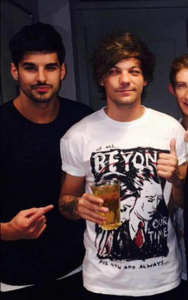 MyStylinsonTeam's tweet photo. #NEW  Louis wore ss13 TMD Beyond Print Crew t shirt from Topman Design Collection - £40 - 17.04.2015 http://t.co/e6FVt6yeO7