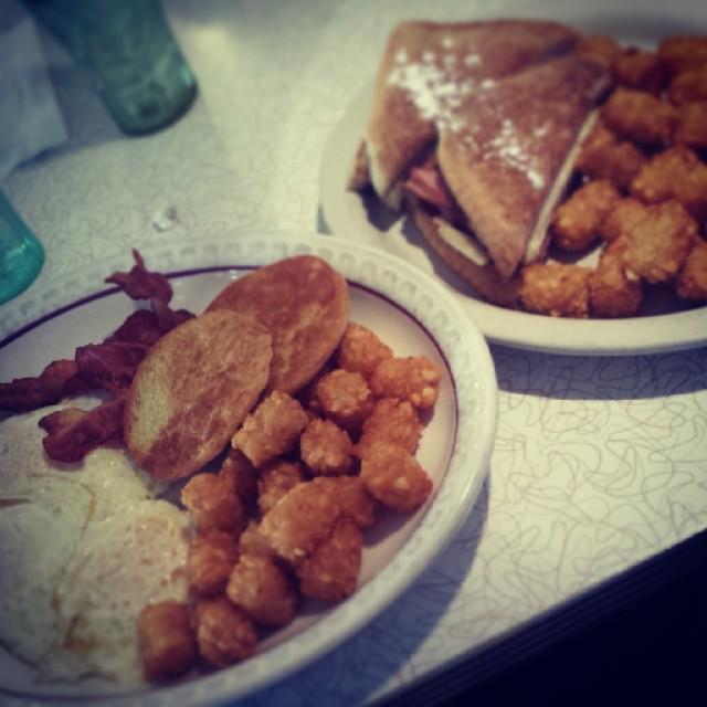 JoeysDiner's tweet photo. Breakfast is ready! Who's hungry?! #JoeysDiner #AmherstDiner http://t.co/4l8Qp0zLUj