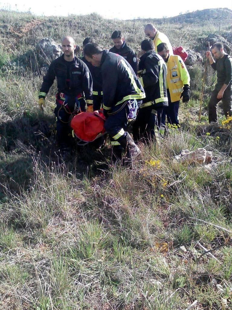 BomberosGuada's tweet photo. Rescate de una persona en Lupiana, gran trabajo de nuestros compañeros y amigos del SESCAM http://t.co/t4yAXBuKc4