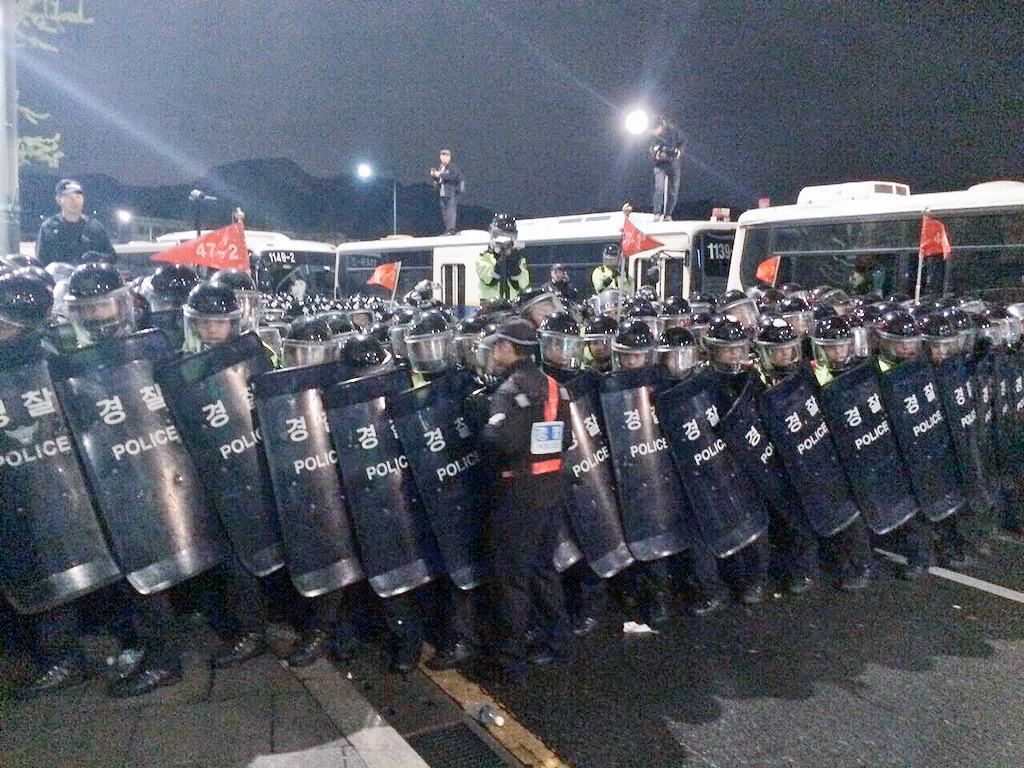 광화문의 경찰이 최루가루, 물대포, 캡사이신으로 시민을 위협하고 있습니다. 거센 진압에도 불구, 아직 많은 시민들이 자리를 지키고 계십니다. 어디에 계시든 보도되지 않는 이곳 상황에 꼭 주목해주세요. #세월호