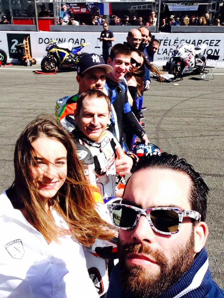 team_r2cl's tweet photo. Photo officiel des pilotes, mécanos et Umbrella girl / official picture of riders, mechanics and umbrella girl http://t.co/VJY0RjesR0