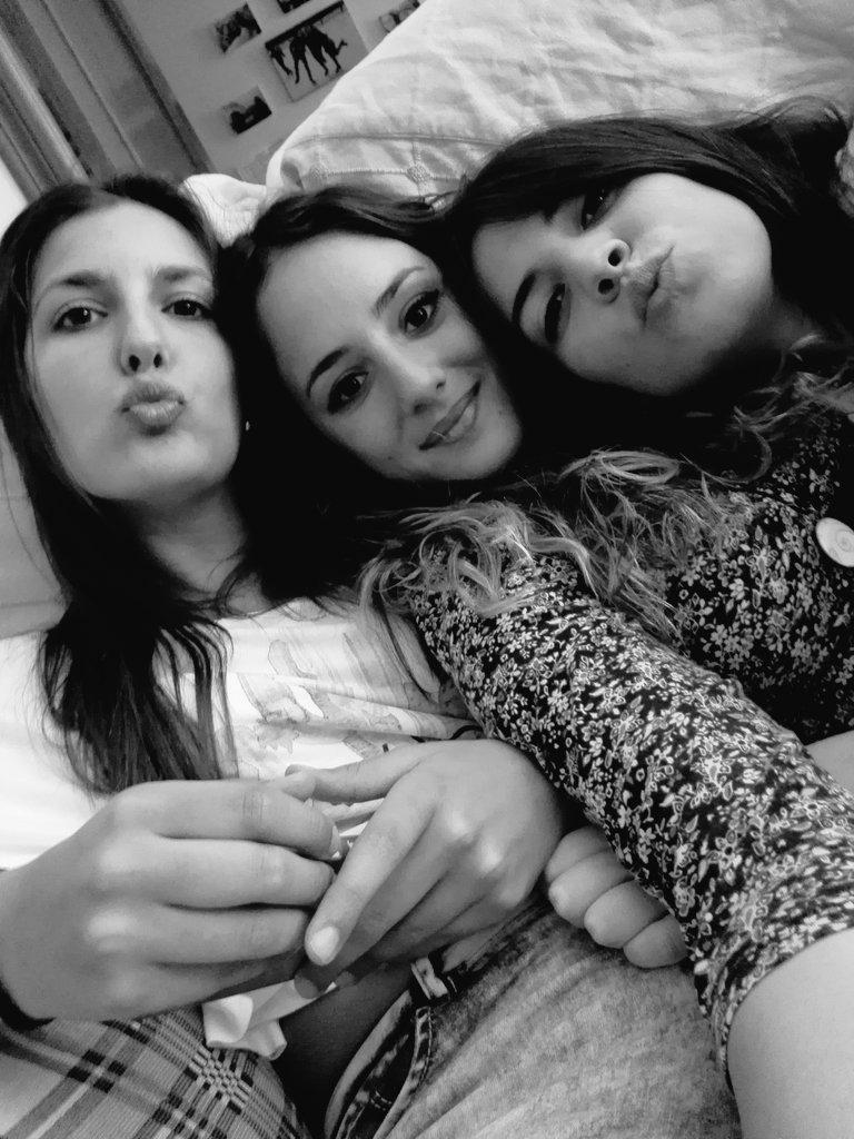 NearAfrica12's tweet photo. Quien tiene una amiga tiene un tesoro👑🎁☺ http://t.co/5LoGYu1Ubq