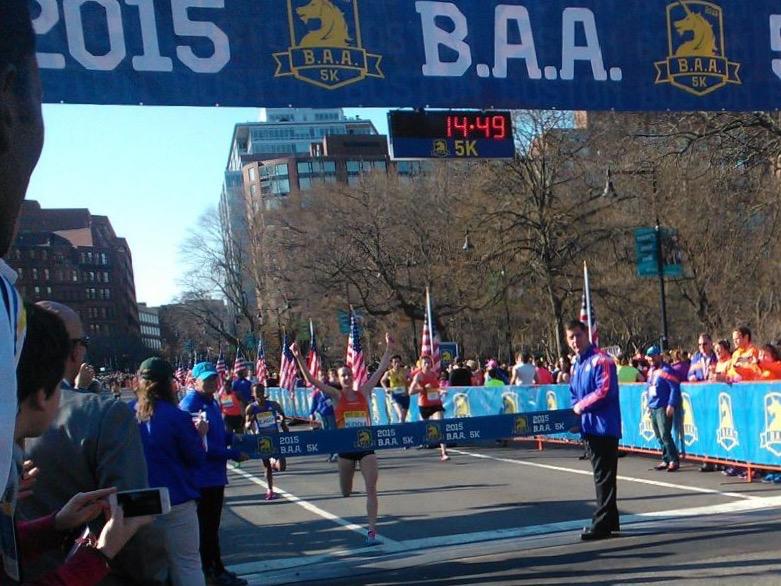 CTolleRun's tweet image. Congrats @MollyHuddle on your American Record in the #BAA5k! Way to #GetAfterIt!