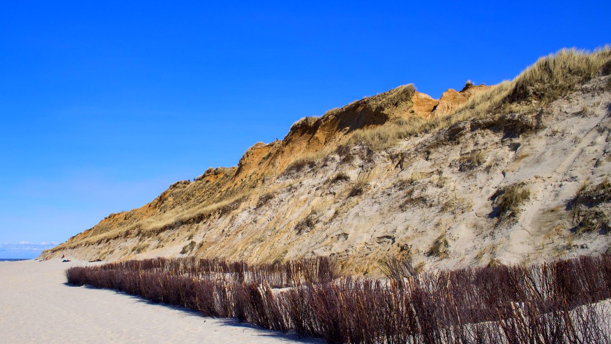 Ein Spaziergang am Roten Kliff bei traumhaftem Frühlingswetter? Passende Angebote gibt es auf wittenbrinks-auf-sylt.de/angebote