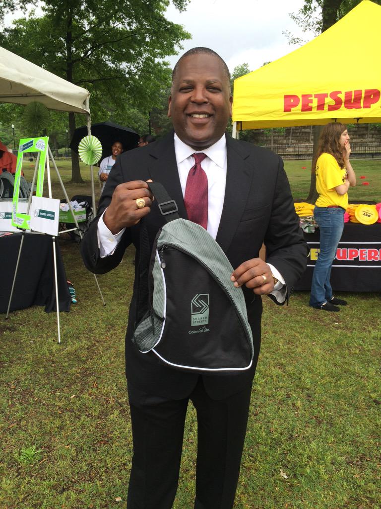 SharedStreets's tweet photo. HUGE thank you to Mayor @SteveBenjaminSC for his support of Leadership Columbia and our "Shared Streets" project! http://t.co/mQSVsH5XTD
