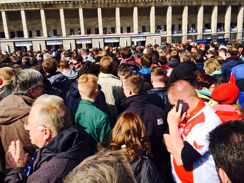 1305SaJo's tweet image. Einlasskontrolle könnte etwas schneller gehen. #EFFEZH