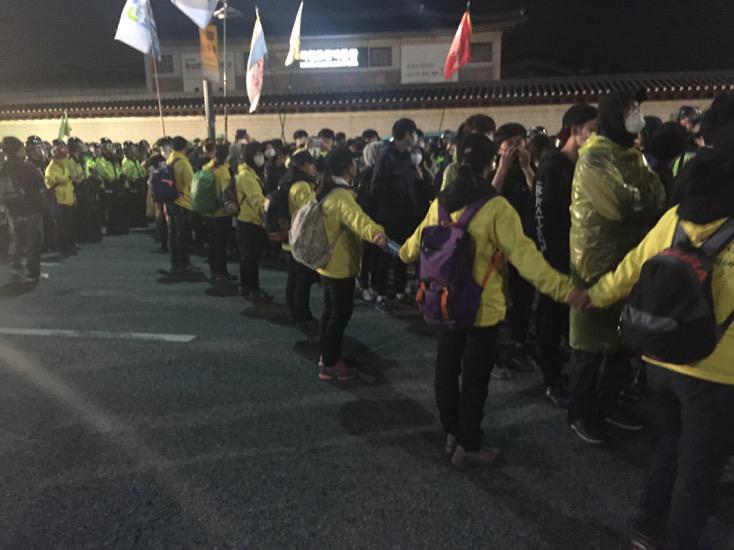 경찰의 연행에 맞서 자식같은 학생들을 보호하는 세월호 유가족 모습 입니다.