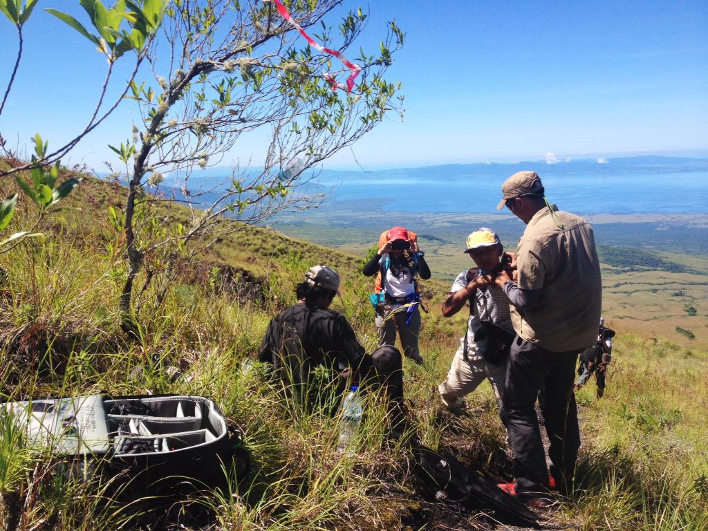 15mins_metrotv's tweet photo. #behindthescene #tiga60 #DuaAbadTambora diketinggian 1700 mdpl -- Gn.Tambora, Sumbawa, NTB http://t.co/cKhyByiffC