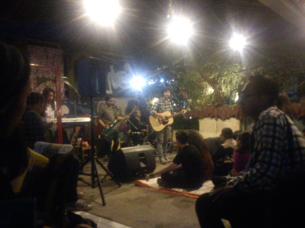 Begini nih suasana di Jazz Corner. Rame kan? Ayo ikutan!