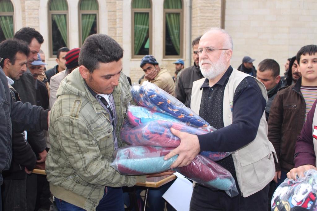 sadakatasi's tweet photo. Lübnan'ın El Şabbaniye bölgesinde 500 aileye "Dertli Battaniye" kampanyasi çerçevesinde dağıtımlar gerçekleştirildi. http://t.co/HWq9tKGWX0