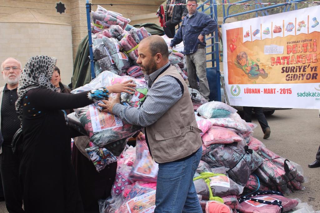 sadakatasi's tweet photo. Lübnan'ın El Şabbaniye bölgesinde 500 aileye "Dertli Battaniye" kampanyasi çerçevesinde dağıtımlar gerçekleştirildi. http://t.co/HWq9tKGWX0