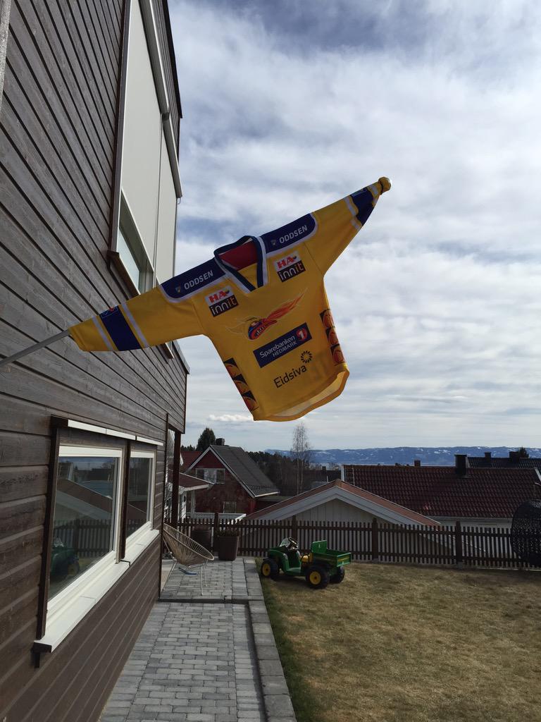 OlaStenberg's tweet photo. Da er flagget på plass og vi er klare til kamp! @StorhamarHockey #2getplayoff http://t.co/gEGqdbaal5