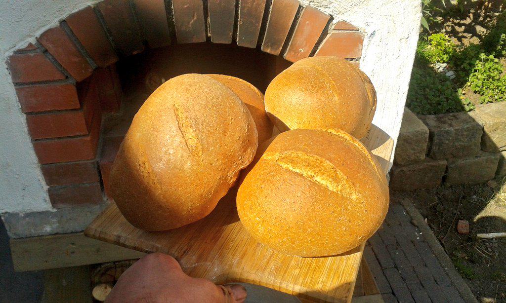 Brood van speltbloem tarwemeel en bloem uit onze hout-steenoven. #pizza oven, #steenoven, #houtoven