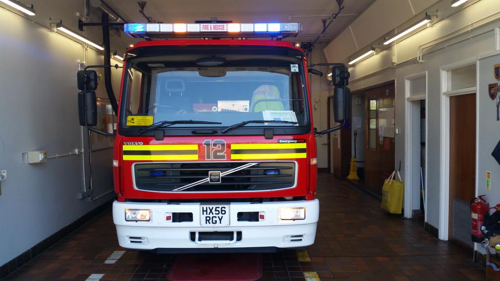Tadley12's tweet photo. Tadley's Water Tender Ladder, call sign: 12P1 #RDS #Borderstation #teamhants http://t.co/BiIMUinIKQ