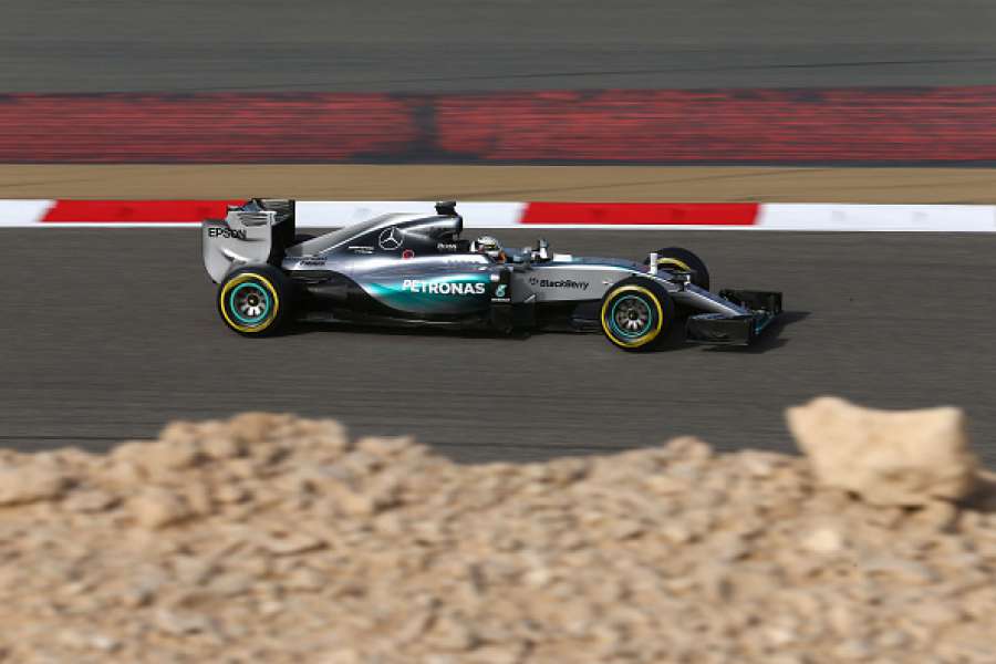 a3formula1's tweet photo. ¡Arrancamos! Sigue aquí previo y clasificación en @laSextaTV y @AtresPlayer #A3F1Barein ▶
http://t.co/vKrxDJhERO http://t.co/upUZ2ccFLR