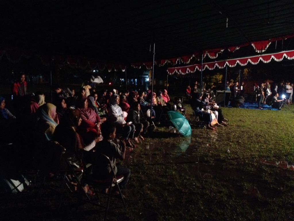 BerandaJogja's tweet photo. Ini #Batigable sama #SELOsoSELOwer yang setia dibawah tenda biru di sisi barat Lapangan Karang Kotagede 😆 http://t.co/Z2TiC3jMa6