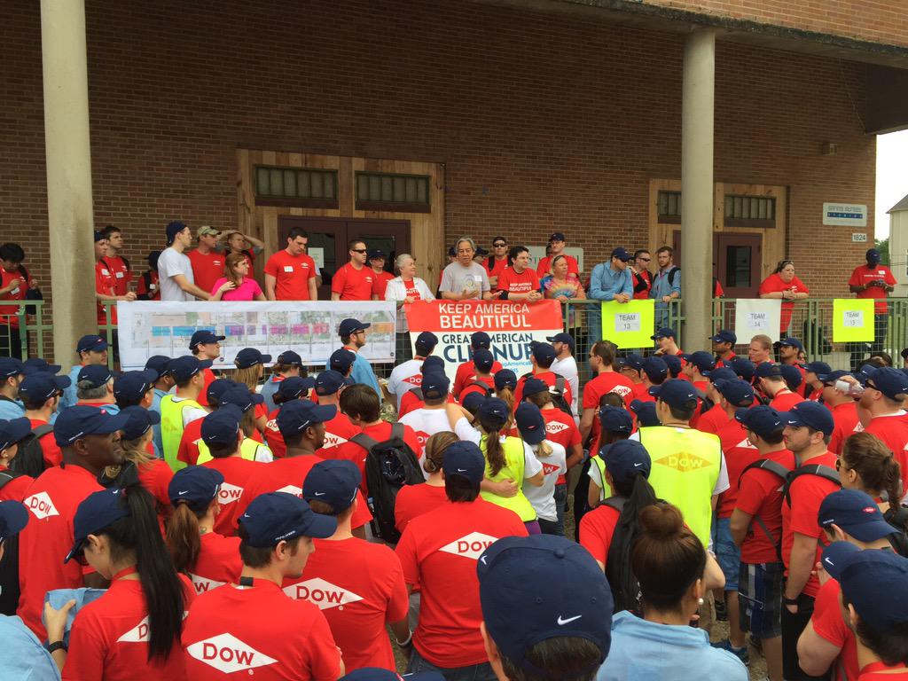kabtweet's tweet photo. 200 @DowChemical volunteers ready to restore Washington Arts District w/ @KHoustonB @AsakuraRobinson #DowImpact http://t.co/dGMMsgA4nJ