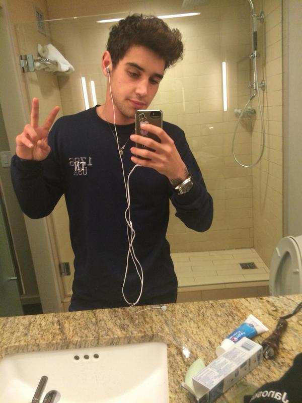 Y_O_U_N_G_St_NL's tweet image. JaiJai,

If this tweet gets 200+ retweets, will you go to my account and follow me??

@JaiBrooks1