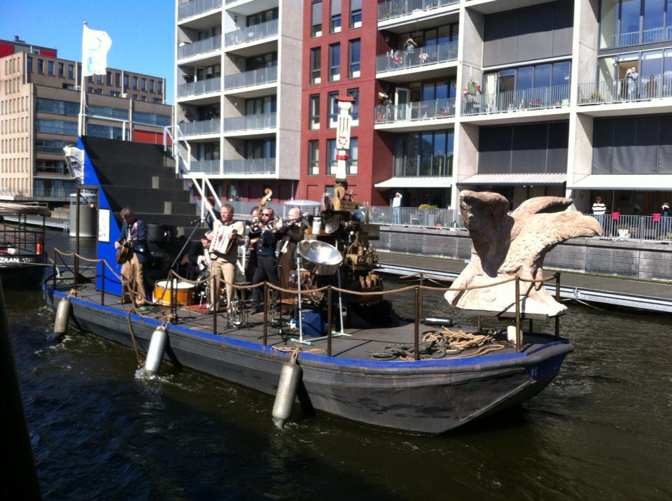 ppsouren1's tweet photo. #festivalindustriecultuur #de kift #zingend op de zaan #Zaanhopper http://t.co/oe3uA1OQs1