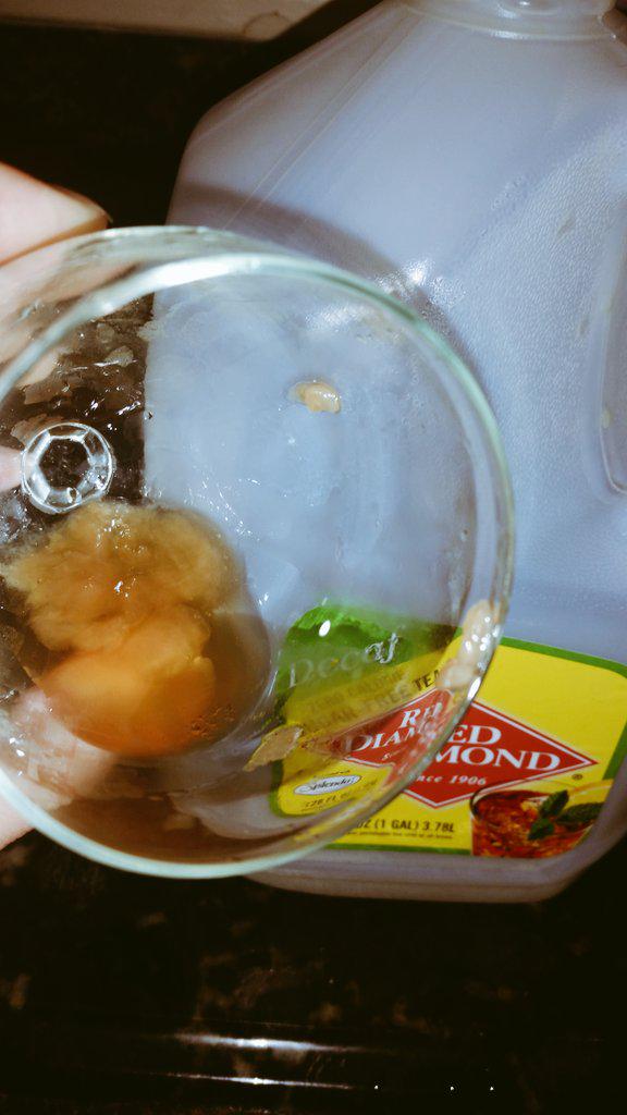 Delhomme2015's tweet photo. @RedDiamond please tell me what this is floating in 3 of my gallons of #sugarfree #Splenda #decaffeinated #tea. http://t.co/lOcxBi7YiJ