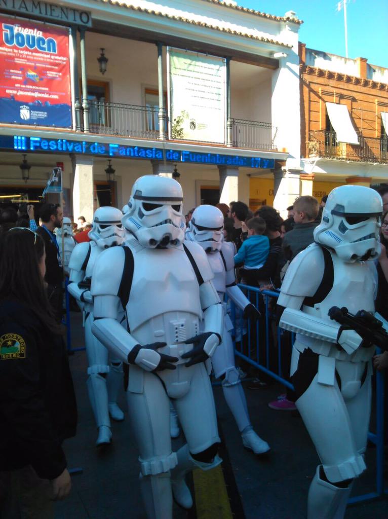 JuventudFuenla's tweet photo. Exhibición luchas #jedi en Plaza @Espacio_LaPlaza #Fuenlabrada @FFF_Fuenlabrada #Fuenla #FFFIII http://t.co/BaXgVF337f