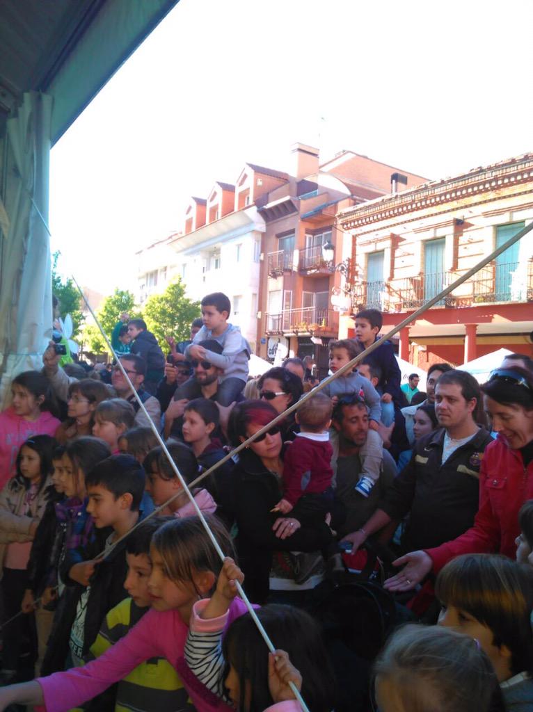 JuventudFuenla's tweet photo. Exhibición luchas #jedi en Plaza @Espacio_LaPlaza #Fuenlabrada @FFF_Fuenlabrada #Fuenla #FFFIII http://t.co/BaXgVF337f