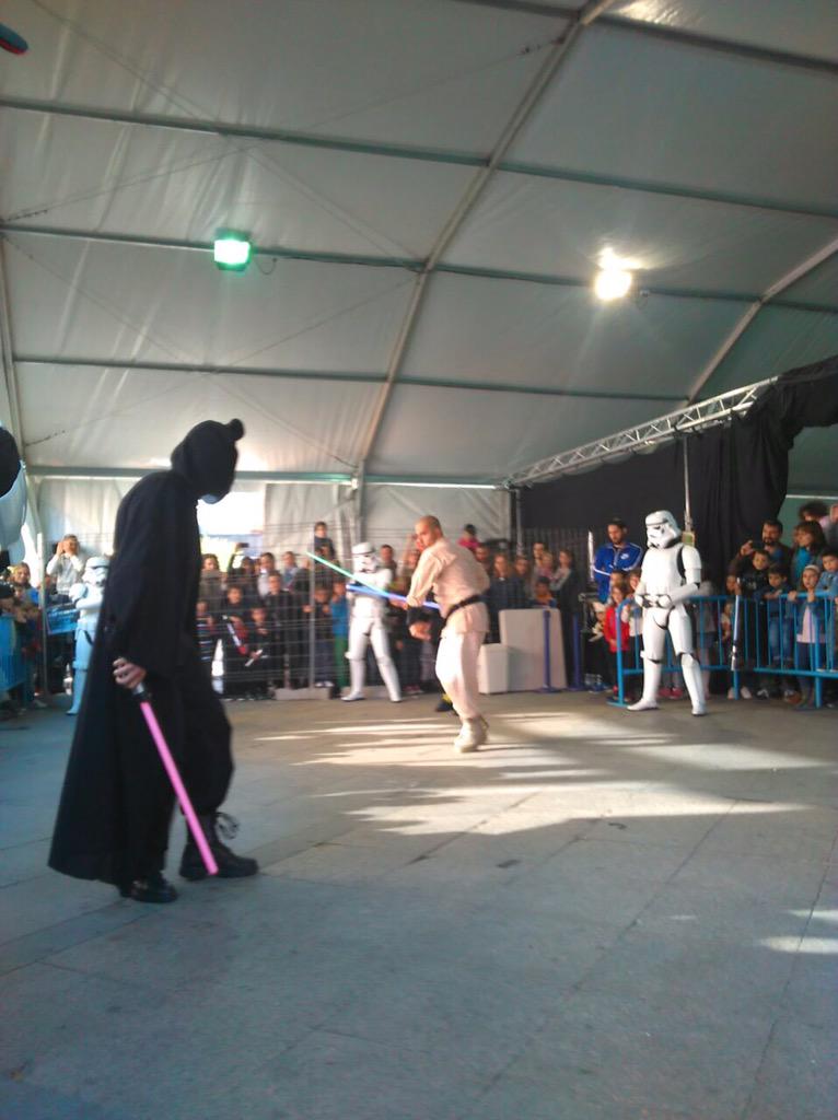 JuventudFuenla's tweet photo. Exhibición luchas #jedi en Plaza @Espacio_LaPlaza #Fuenlabrada @FFF_Fuenlabrada #Fuenla #FFFIII http://t.co/BaXgVF337f