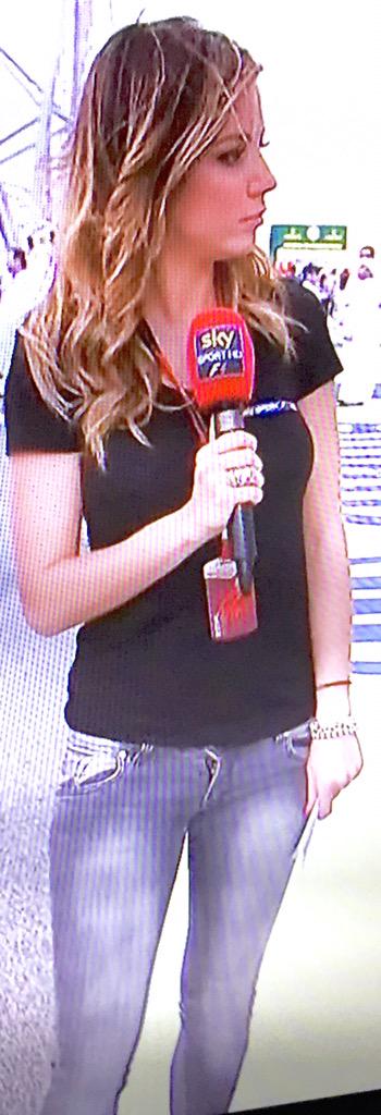 ale_cn69's tweet photo. Pronto per le qualifiche del Bahrain  con @FedericaMasolin 😃🔝🏁 #SkyF1 http://t.co/SSpfqQj9Xd