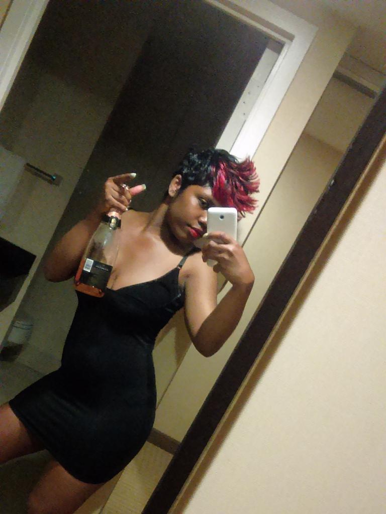 ItsTiciaBitchH's tweet image. #lastnight #inmypjs