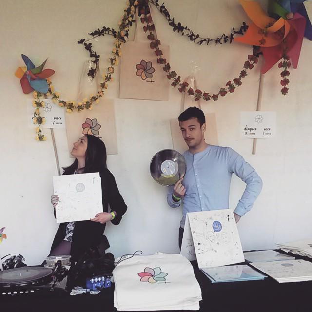yo_amarillo's tweet photo. La famille est au Café A pour le Record Store Day, passez faire des bisous! Coucou @microqlima @Imperatrice__ http://t.co/UAD4NxalLg