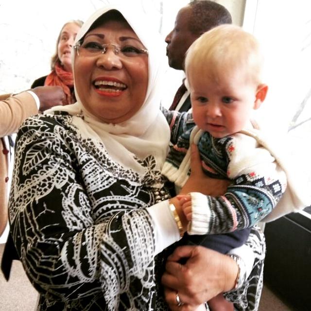 DSRKcomms's tweet photo. YB DS @hjhrohanikarim berkesempatan  bergambar kenangan bersama anak salah seorang kakitangan Ohio university. http://t.co/ZIplVhoWLx