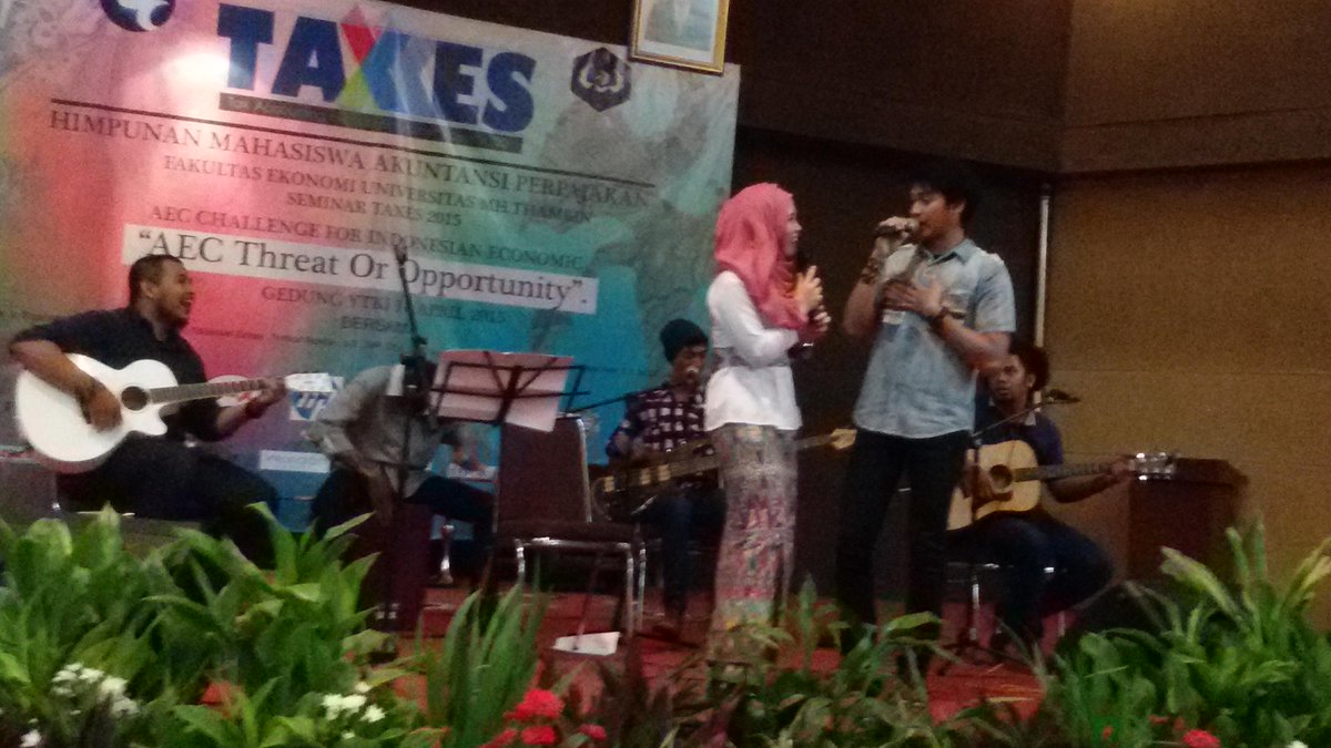 IvantasticsJkt's tweet photo. Panitia @TAXESOfficial ada yang ultah td dan di ajak ke panggung dan nyanyi bareng kak @ivansaputra88 aaa mau jg>,< http://t.co/wYzCtSZzB7