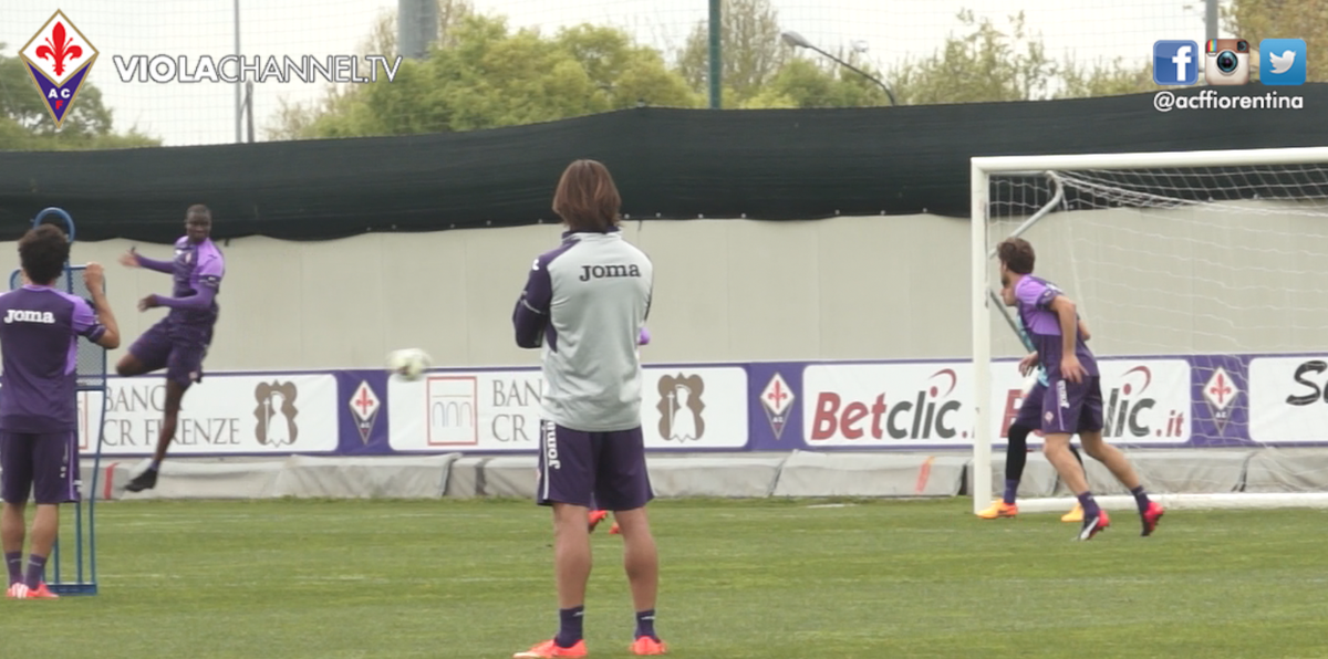 acffiorentina's tweet photo. Viola verso #FiorentinaVerona. Andrea Della Valle segue la seduta. Tacco spettacolare di @babito10 in allenamento http://t.co/2HfGNQ7Z84