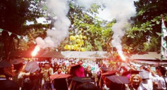 HMTK_CE's tweet image. Selamat atas wisudanya kakak kakak tercinta .. 
Sedikit persembahan kami,, semoga sukses dan selamat berkarya.. :))