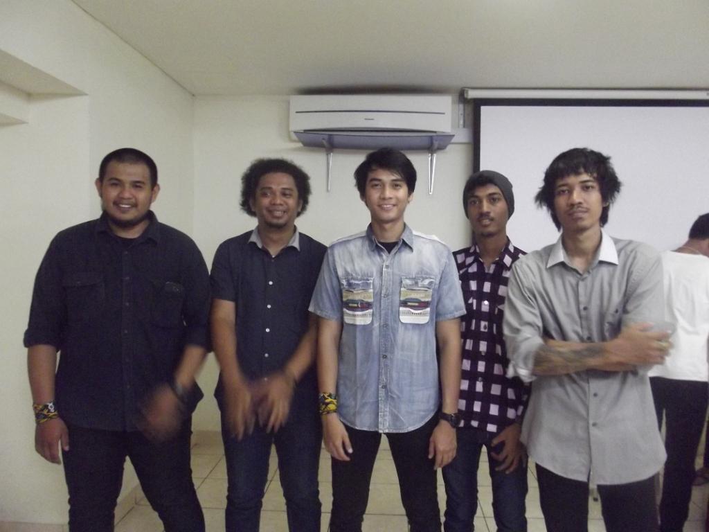 IvantasticsJkt's tweet photo. sini keringetnya di elapin bang haha~ @ivansaputra88 @kikisssttt @Aan_drummerunic @adamcepaxxx @theo_joehanes http://t.co/qKaGTAV52X