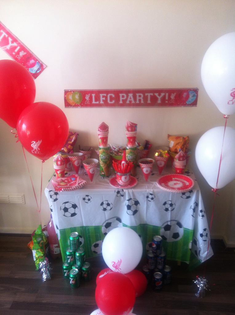 JadeOConnell1's tweet photo. Nearly Party time #Brandon #birthdayboy #sleepover #upthelads #liverpoolparty #toomanygoodies #helpmay @branoc http://t.co/3AF9uVrx4d