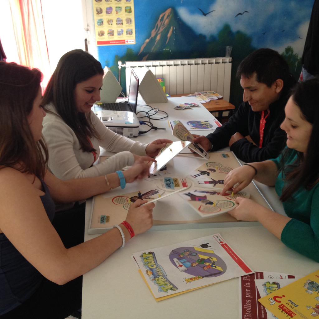 crjoventut's tweet photo. Segueixen les formacions al #DICSAT2015! Els companys/es de Drets Humans ens ensenyen els seus recursos!! http://t.co/9pmBmXPVsE