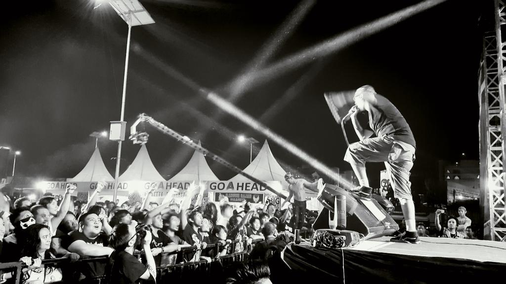 missHOTRODqueen's tweet photo. .@Seringai di SoundsAtion "Manado Mayhem" malam ini \mm/ http://t.co/eXMdHyGZvX