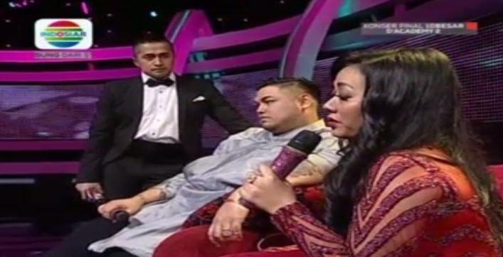 Ache17Ache's tweet photo. "@IndosiarID: Jaga kesehatan pesan Mak'e @showimah untuk @DA2_Irwan #DAcademy2 http://t.co/wxjxN7tZFl"